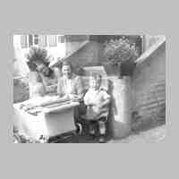 011-0069  Marie-Erika von Frantzius mit ihrem Sohn Wolf-Dietrich und Illa Kagelmann mit Sohn Juergen auf Gut Gubehnen 1936.jpg
